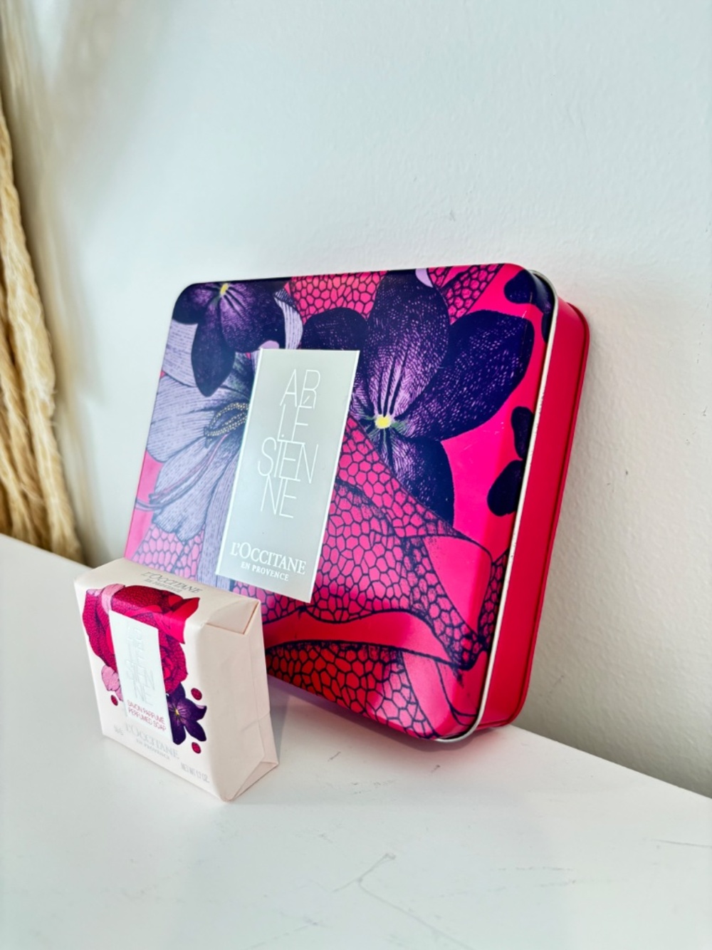 L'OCCITANE En Provence ARLESIENNE Perfumed Soap (50g/1.7oz) in bright pink tin - Picture 6 of 9
